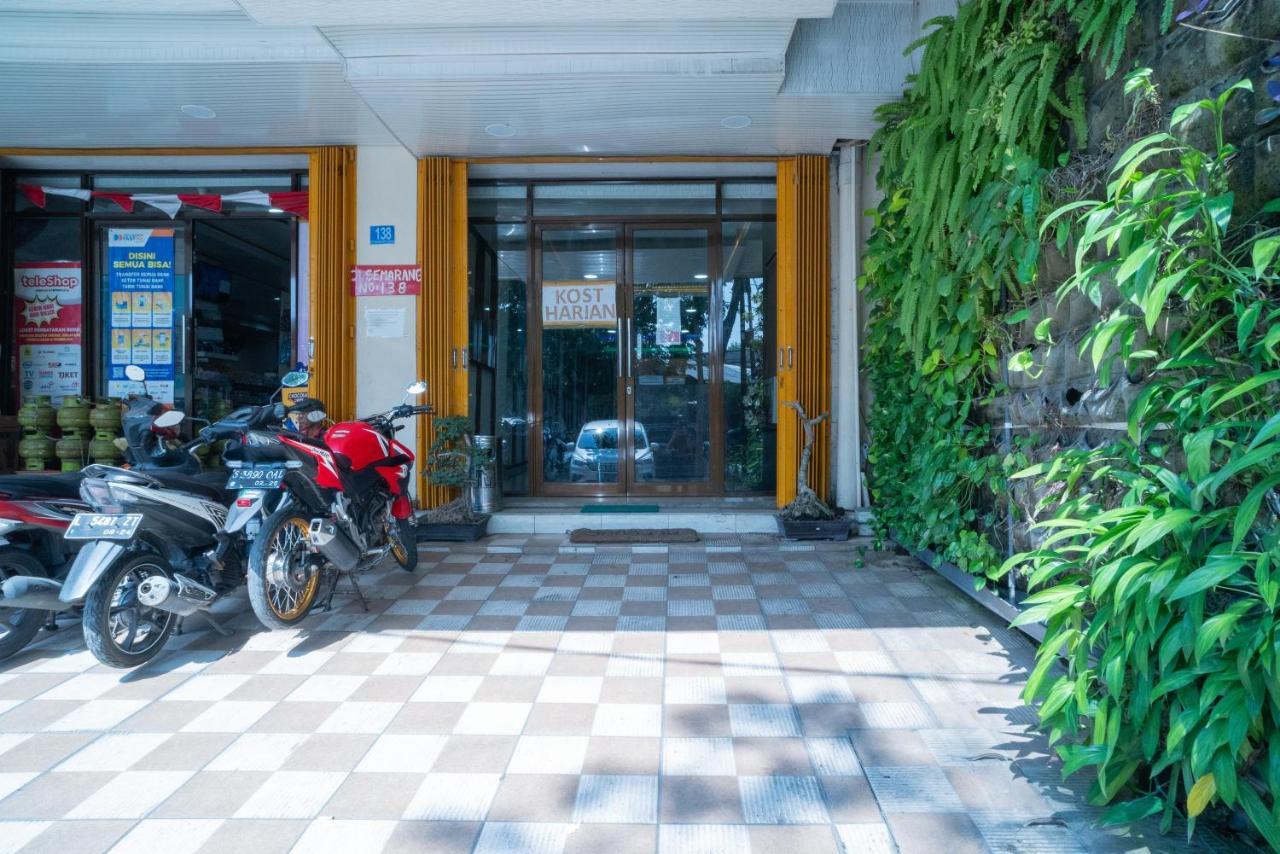 Reddoorz Plus Syariah Near Pasar Turi Surabaya Exterior foto